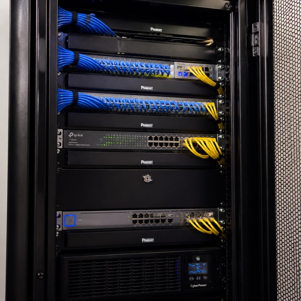 Rack de rede com cabeamento estruturado